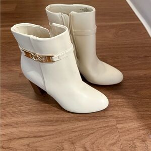 UNISA Heeled White Booties NWOT Size 6